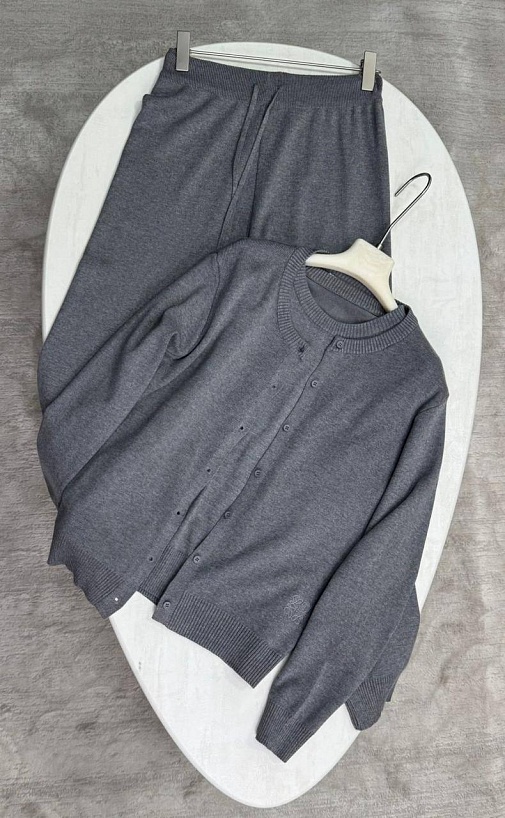 Женский костюм тройка серого цвета Loewe