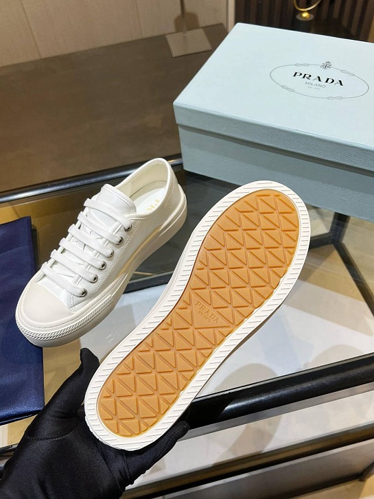 Женские кроссовки Prada белого цвета