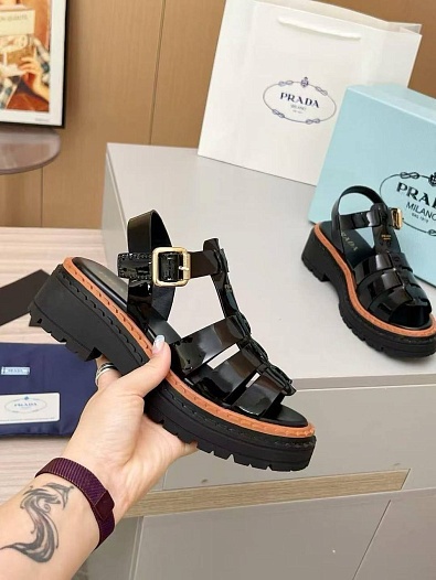 Женские кожаные сандалии Prada чёрного цвета   