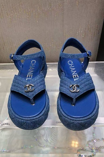 Женские замшевые сандалии синего цвета Chanel   