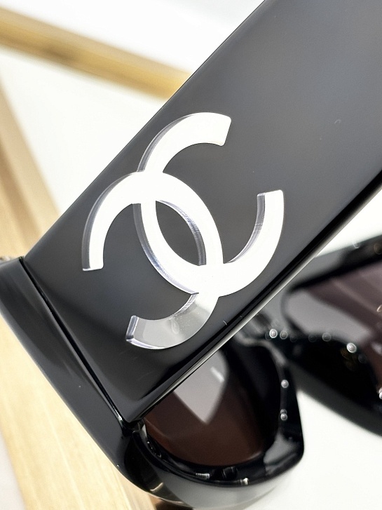 Солнцезащитные очки Chanel