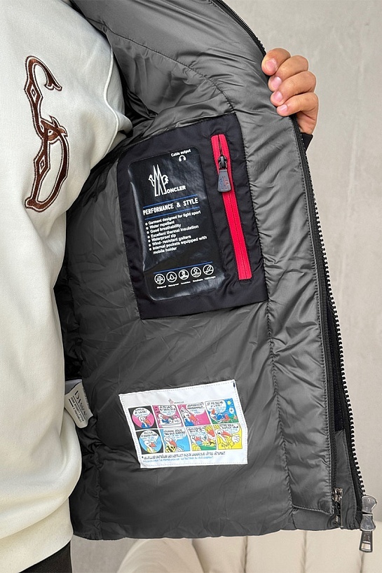 Утеплённая куртка цвета антрацит Moncler logo-patch