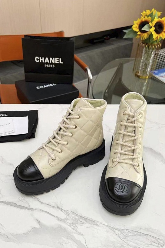 Женские кожаные ботинки Chanel бежевого цвета