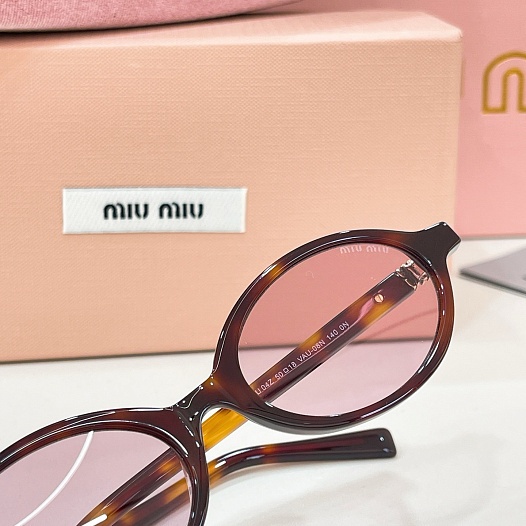 Солнцезащитные очки MIU MIU с леопардовой оправой   