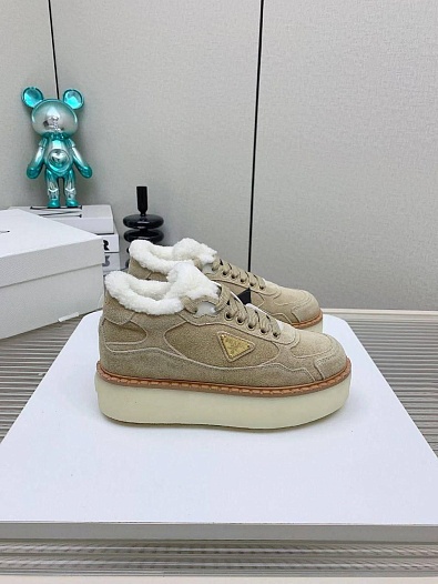 Женские замшевые кроссовки с мехом Prada premium - Beige   