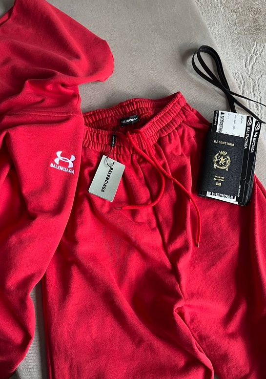 Женский костюм Balenciaga красного цвета