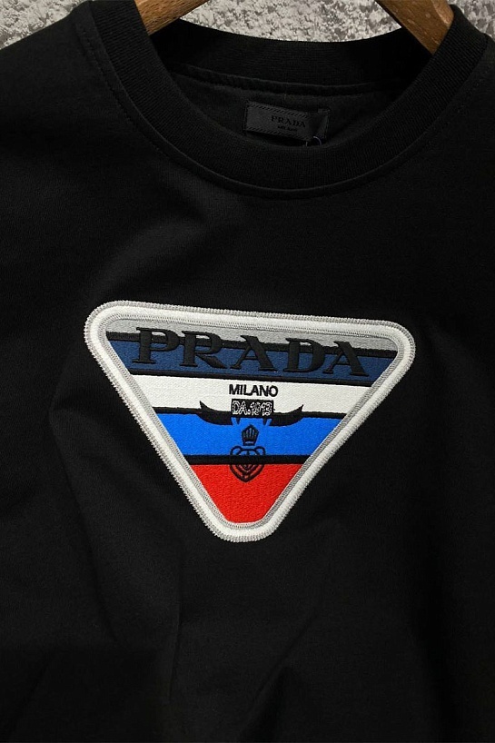 Чёрная оверсайз футболка Prada