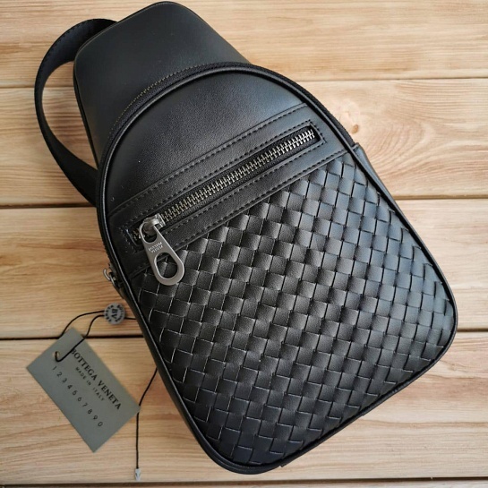 Кожаная чёрная сумка Bottega Veneta 28x18 см