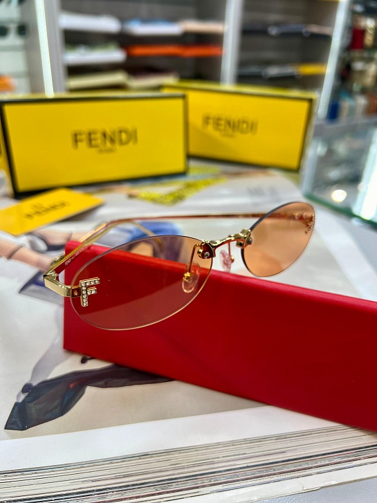 Оранжевые солнцезащитные очки Fendi