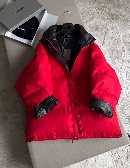 Красная женская куртка Balenciaga