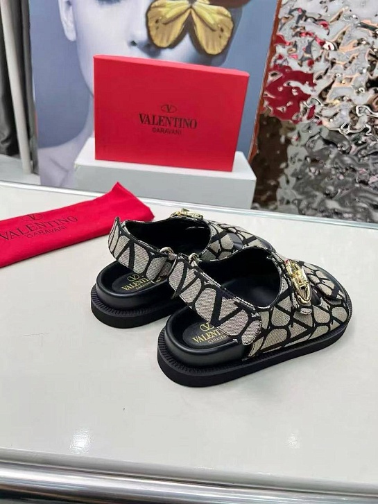 Женские кожаные сандалии Valentino Rockstud