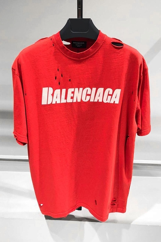 Красная оверсайз футболка Balenciaga с рваной отделкой