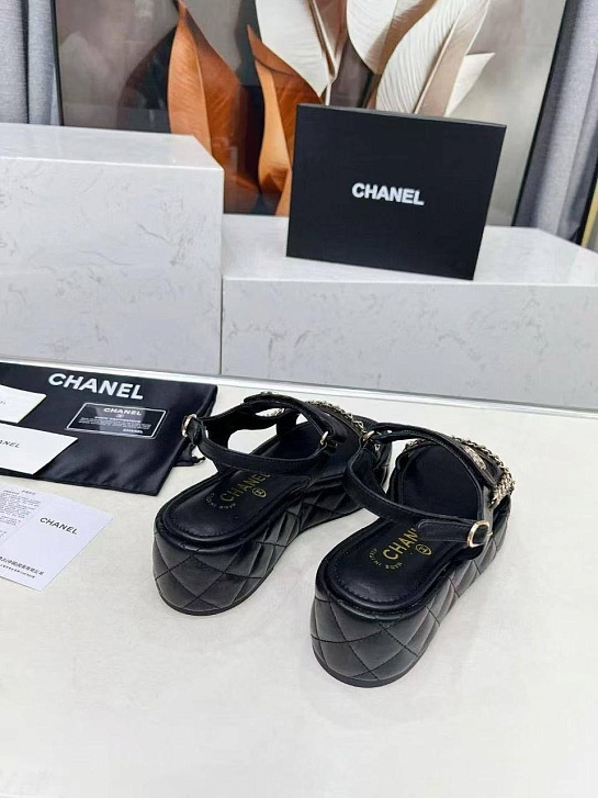 Женские кожаные сандалии чёрного цвета Chanel