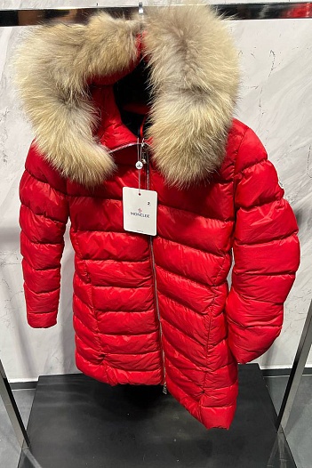 Женская утеплённая парка Moncler красного цвета   