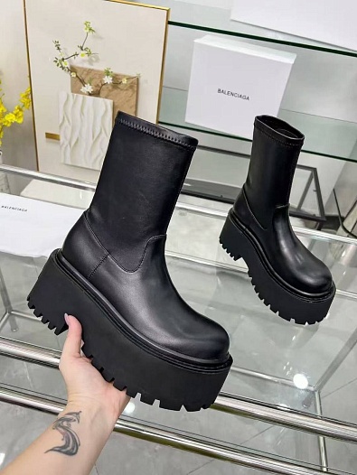 Женские кожаные сапоги Balenciaga чёрного цвета   