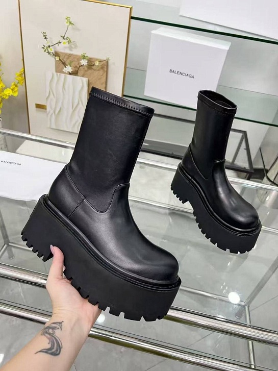 Женские кожаные сапоги Balenciaga чёрного цвета