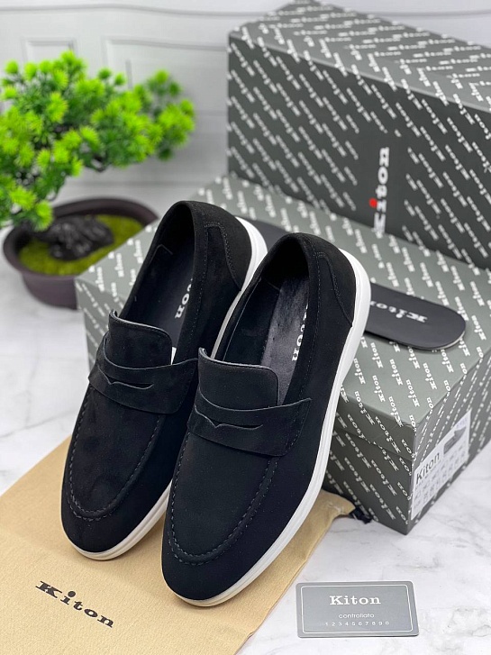 Замшевые лоферы Kiton чёрного цвета