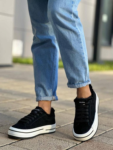 Женские замшевые кроссовки с мехом Dior   