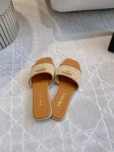 Женские шлёпанцы Prada бежевого цвета   