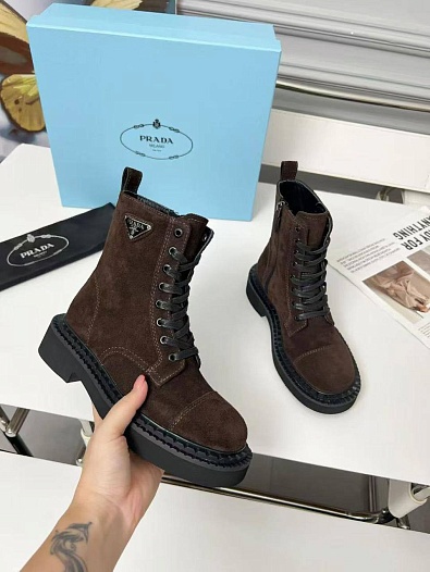 Женские замшевые ботинки Prada   