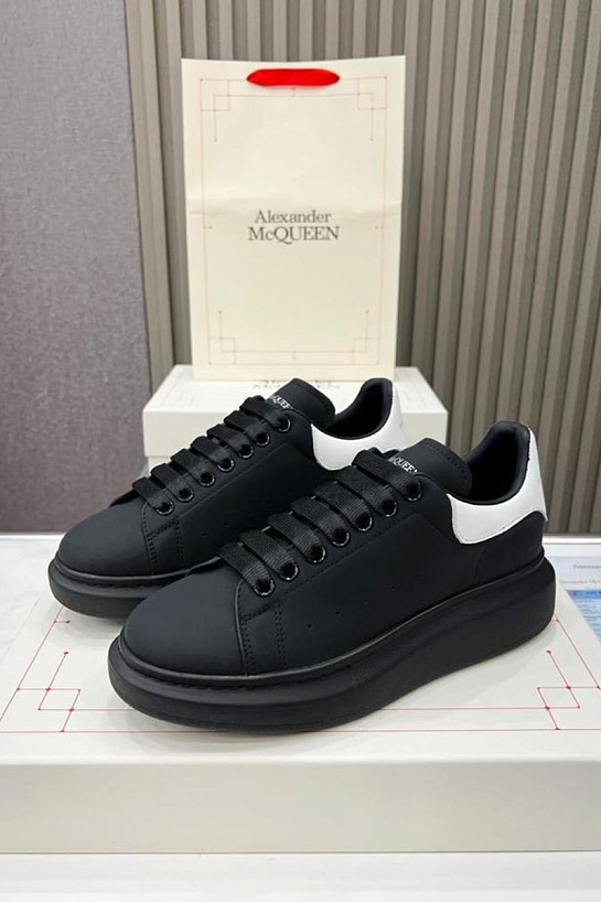 Кожаные кроссовки Alexander McQueen чёрного цвета