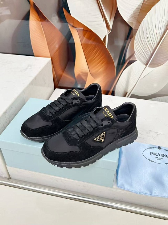 Женские комбинированные кроссовки Prada