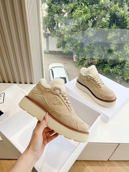Женские замшевые кроссовки с мехом Prada Premium - Beige