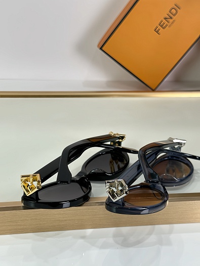 Солнцезащитные очки Fendi   