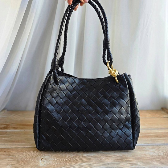 Кожаная чёрная сумка Bottega Veneta Parachute 22x27 см