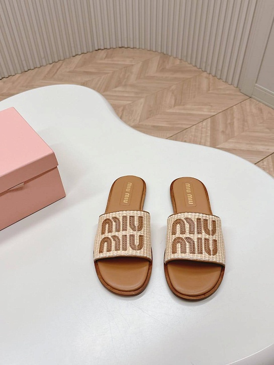 Женские шлёпанцы MIU MIU бежевого цвета