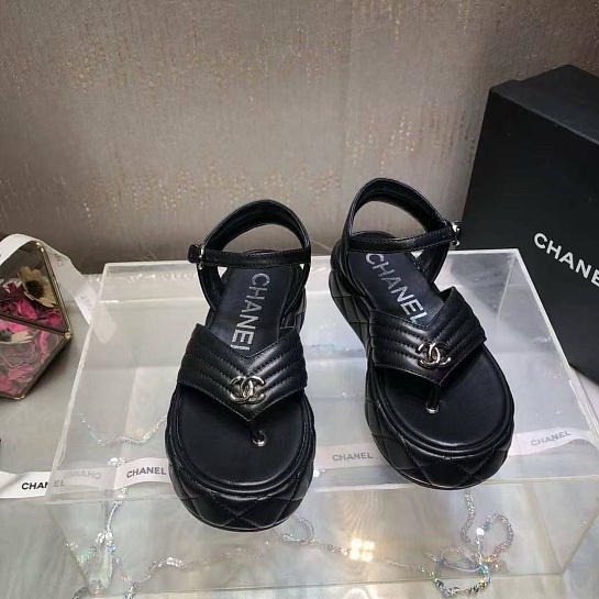 Женские кожаные сандалии чёрного цвета Chanel