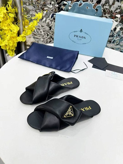 Женские кожаные шлёпанцы Prada чёрного цвета   