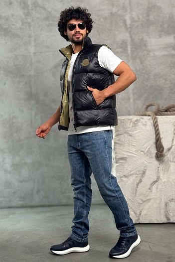 Утеплённый жилет Moncler чёрного цвета   