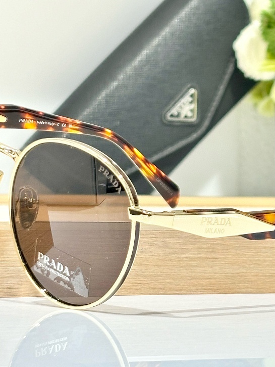 Солнцезащитные очки Prada Loden Lenses