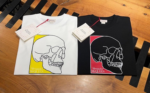 Мужская чёрная футболка Alexander McQueen Skull graphic-print   