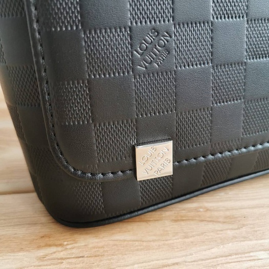 Кожаная сумка Louis Vuitton District Damier Infini 25x22 см   