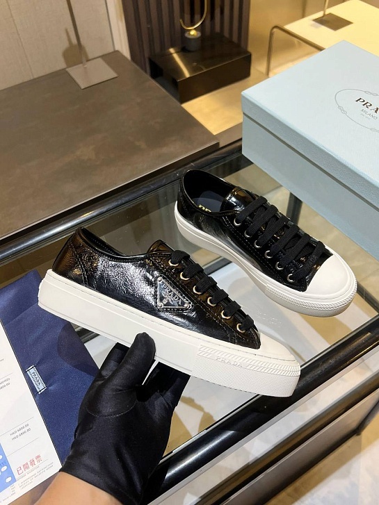 Женские кроссовки Prada чёрного цвета