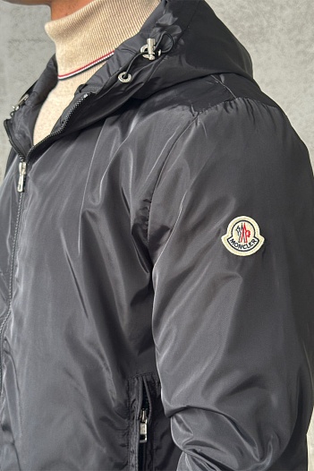 Чёрная ветровка Moncler logo-patch   