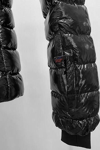 Женская чёрная куртка Moncler с меховым капюшоном   