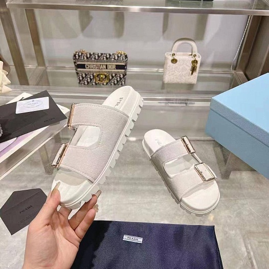 Женские замшевые сандалии Prada   