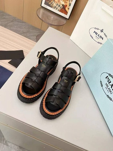 Женские кожаные сандалии Prada чёрного цвета   