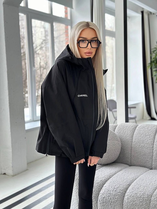 Женская куртка Chanel чёрного цвета
