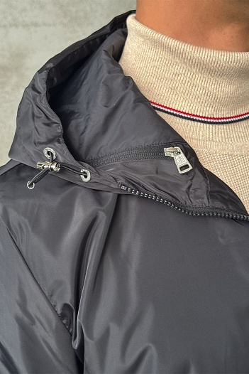 Чёрная ветровка Moncler logo-patch   