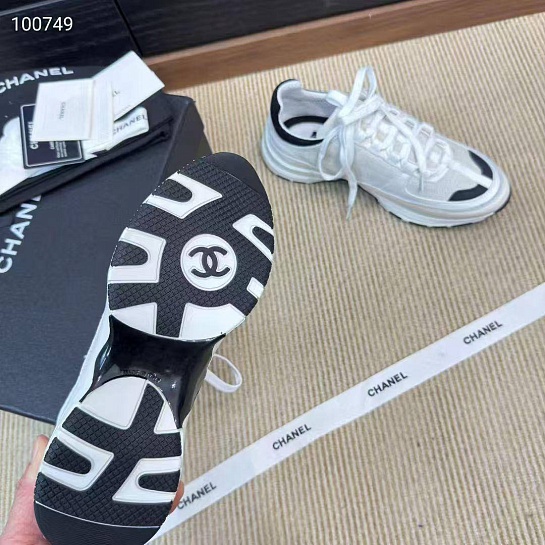 Женские белые кроссовки Chanel