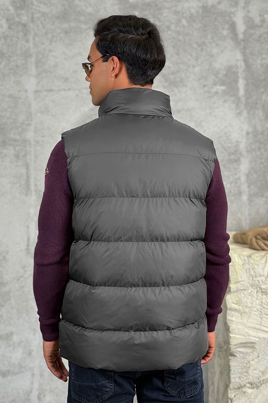 Мужской жилет Hugo Boss серого цвета