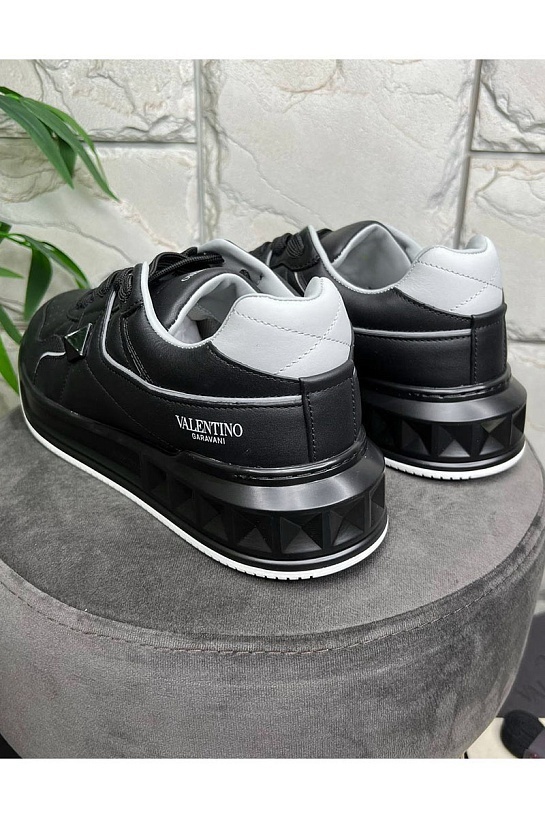 Мужские кожаные кроссовки Valentino чёрного цвета
