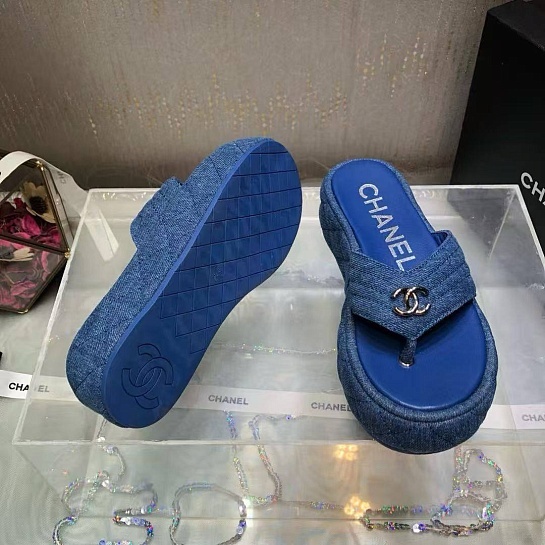 Женские кожаные шлёпанцы Chanel