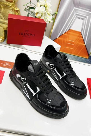 Чёрные кожаные кроссовки с мехом Valentino "VLTN"   