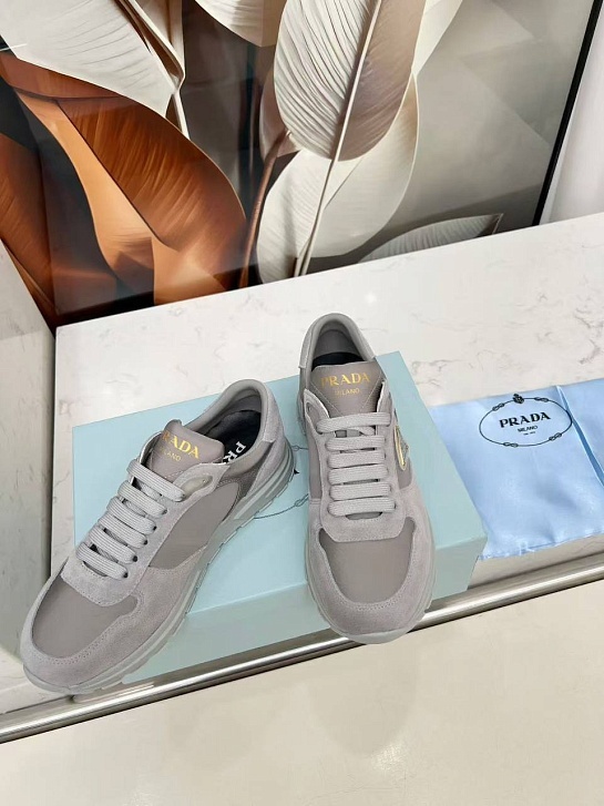 Женские комбинированные кроссовки Prada