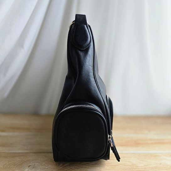 Женская чёрная кожаная сумка MIU MIU 34x23 см